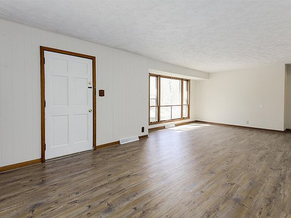 3rd image of 360 Amherst Dr