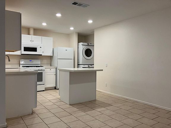 Island Kitchen with washer/dryer