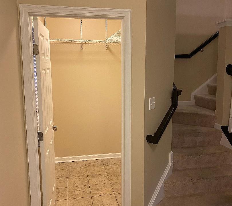 Entry Way - With small Study / Office Room