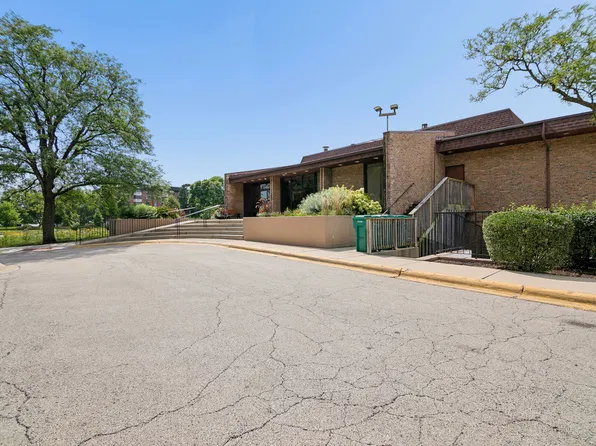 462 Raintree Dr Unit 2A, Glen Ellyn, IL 60137