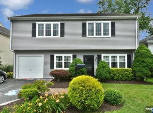 22 Grove St, Waldwick, NJ 07463