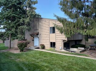 800 Oregon Trl, Roselle, IL 60172