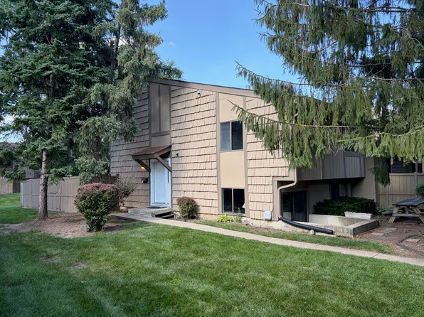 800 Oregon Trl, Roselle, IL 60172