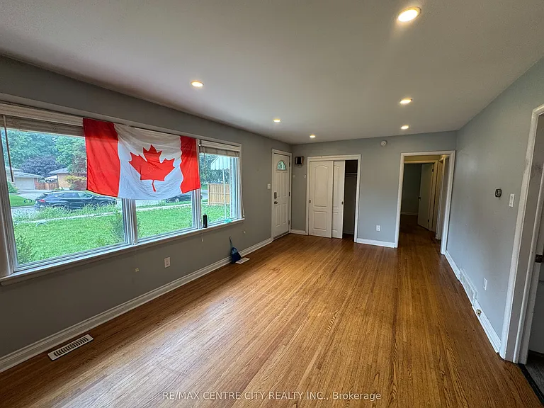 10 Tewksbury Cres — Photo 8