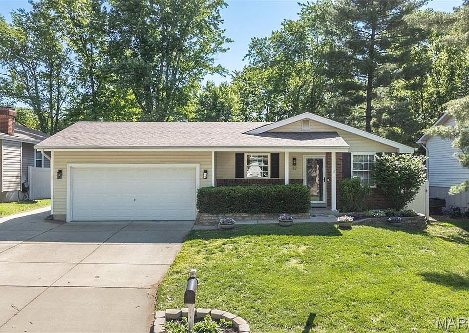 1st image of 32 Oak Knoll Dr