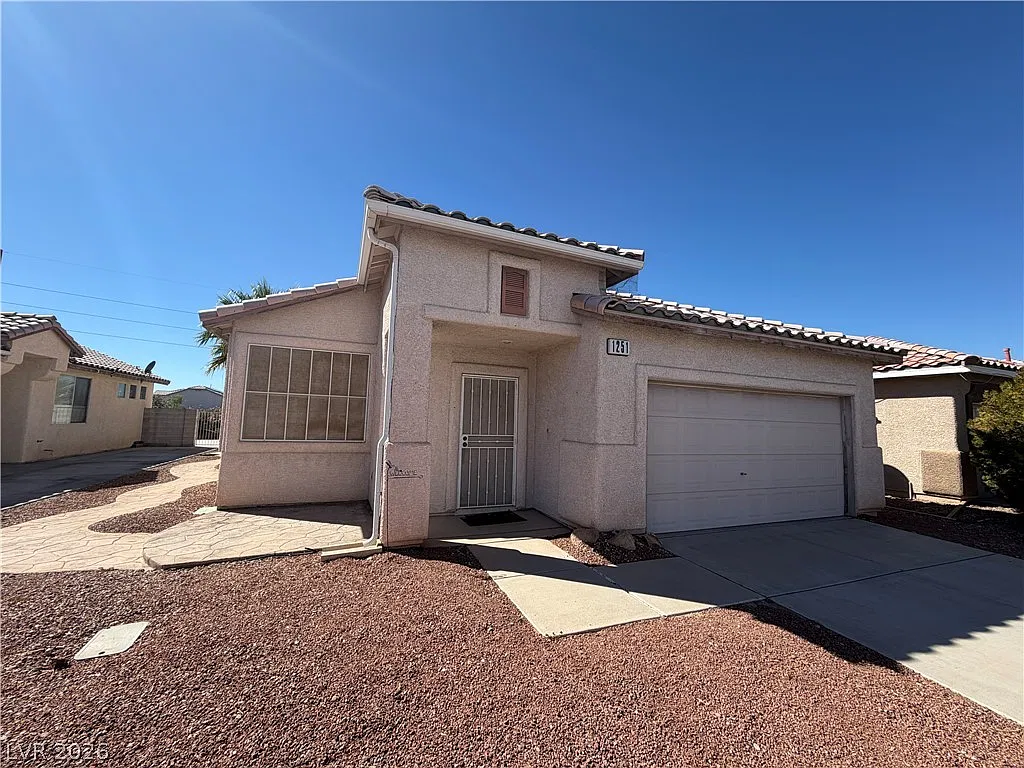 3 bed, 2.0 bath, 1602 sqft, $2,274 — Photo 2