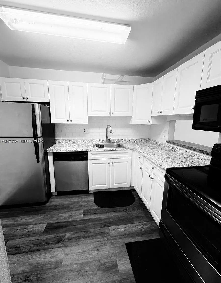 Doral Gardens Ii Condo — Photo 2