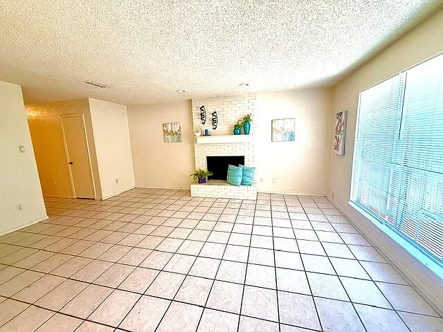 3 bed, 2.5 bath, 1200 sqft, $1,695 — Photo 2