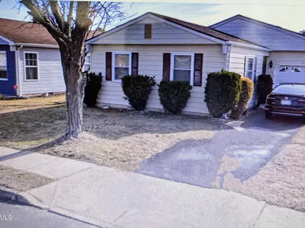 12 Mayaquez Lane, Toms River, NJ 08757