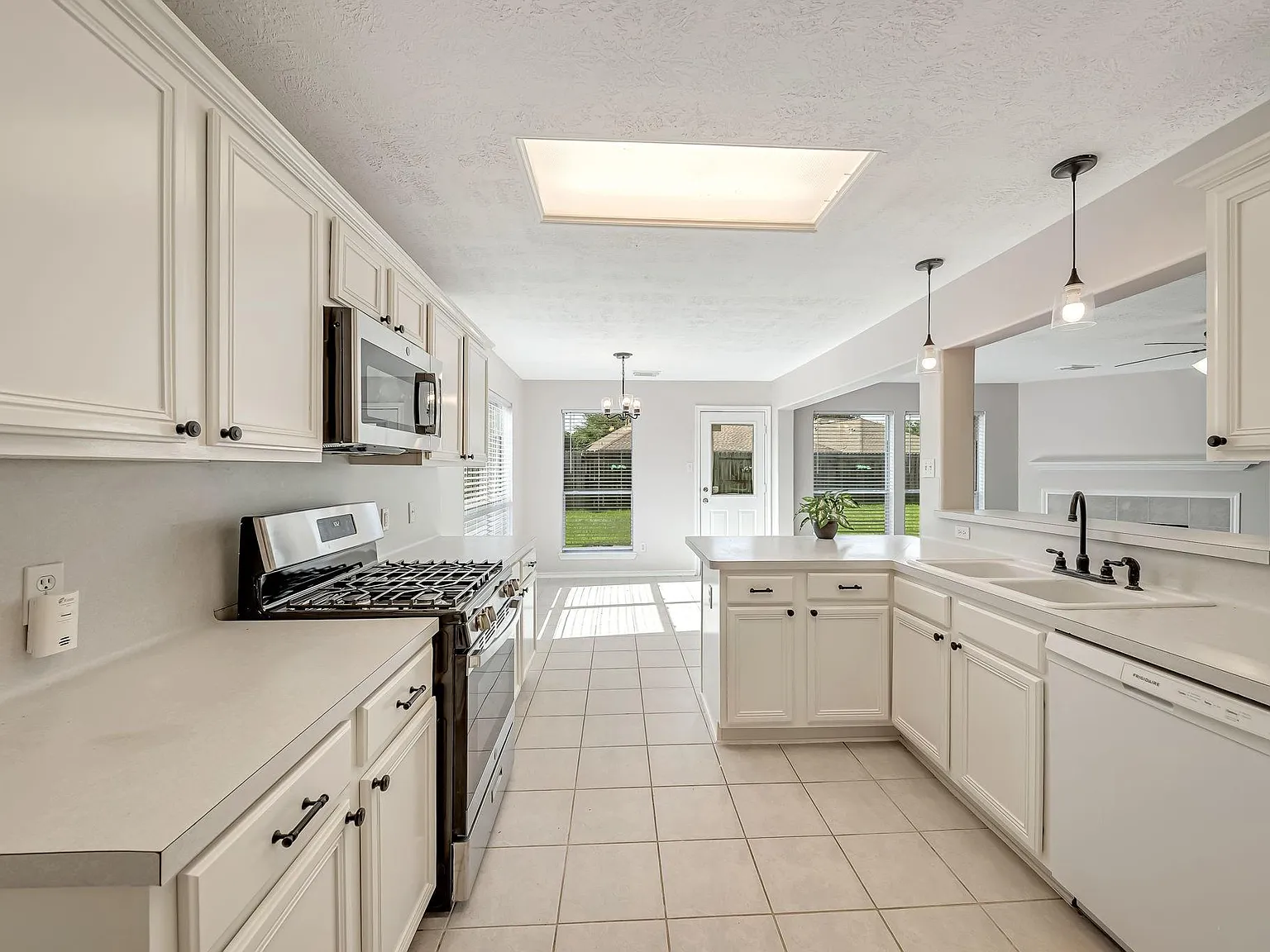 4 bed, 2.5 bath, 2174 sqft, $2,400 — Photo 4