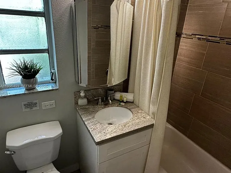 1448 Dewey St — Photo 6