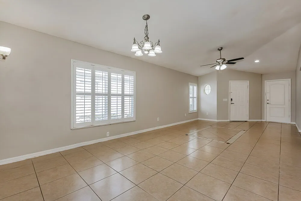 3 bed, 2.0 bath, 1276 sqft, $2,065 — Photo 4