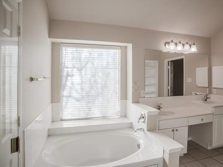 6823 Woodcrest Ln — Photo 9