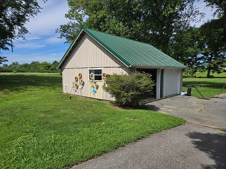 125 Old Crystal Beach Rd — Photo 5