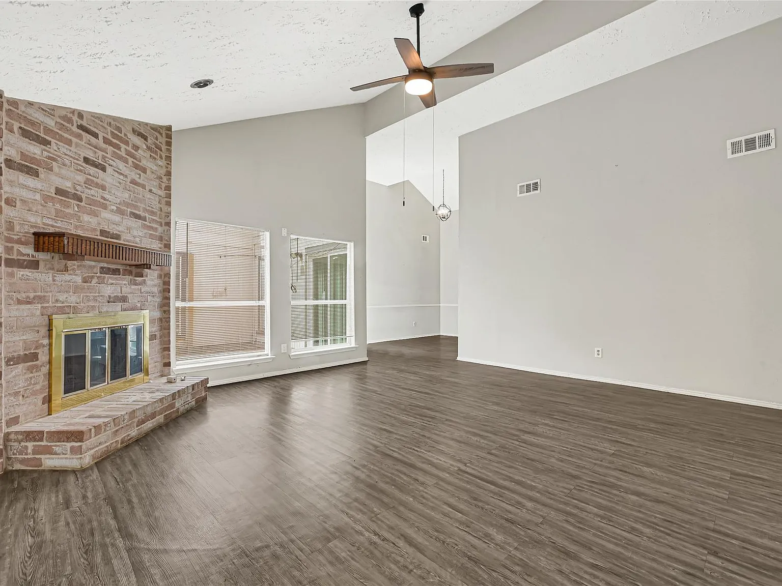 3 bed, 2.0 bath, 1528 sqft, $2,100 — Photo 4