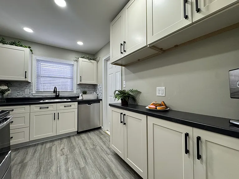 934 SW Anderson Ter — Photo 6