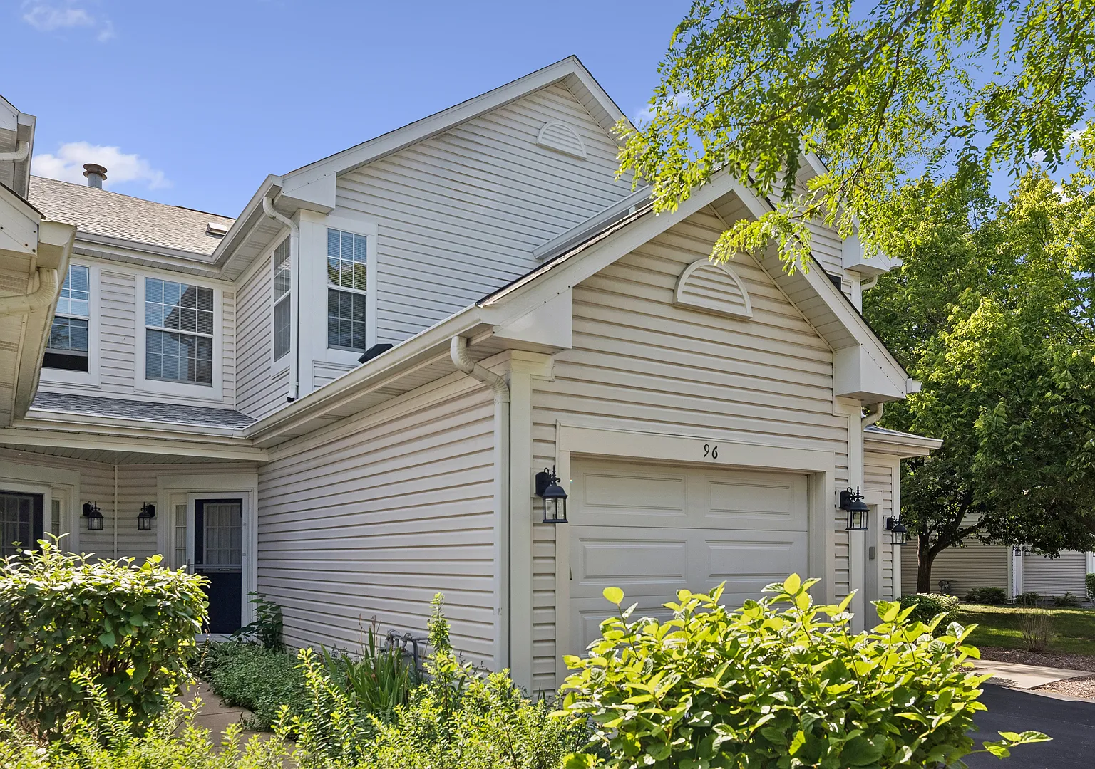 2 bed, 1.5 bath, 1304 sqft, $1,950 — Photo 1