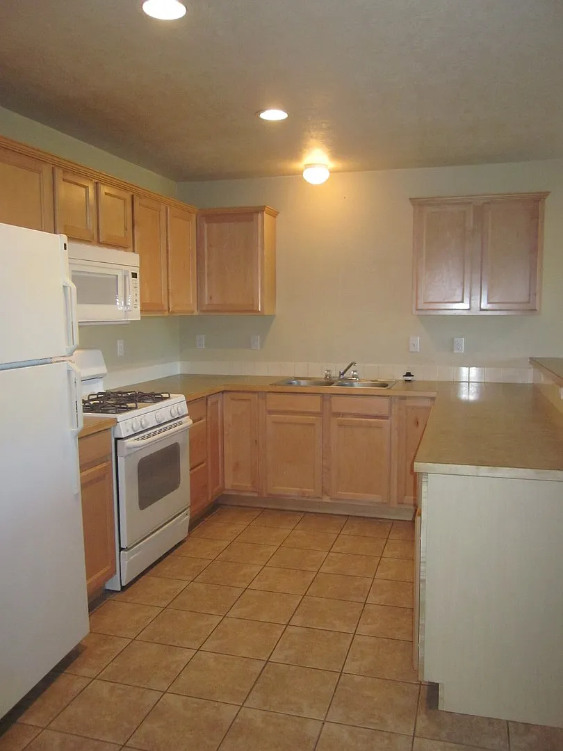2 Bedroom / 2.5 Bathroom + Office Townhome in Redmond Oregon — Photo 4