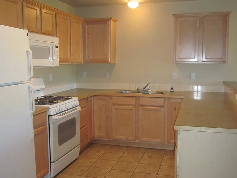 1930 SW Reindeer Ave — Photo 4