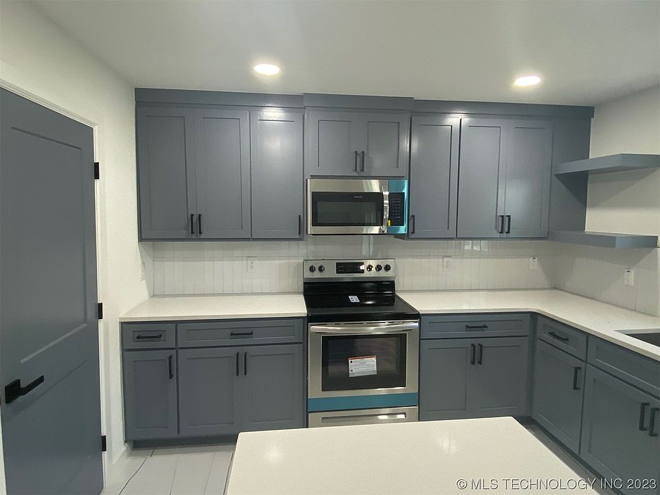 2nd image of 21 E 54th St