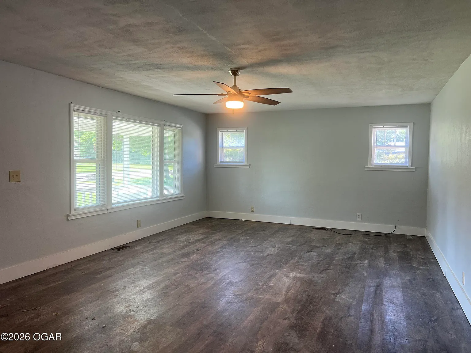 3 bed, 2.0 bath, 2000 sqft, $1,400 — Photo 2