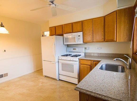 3rd image of 10914 Robinhood St
