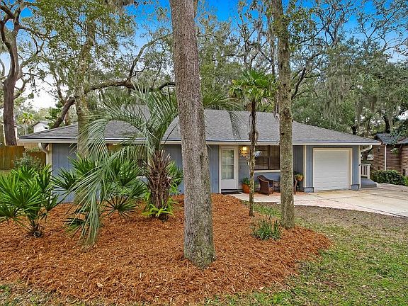 3rd image of 805 Amelia Cir