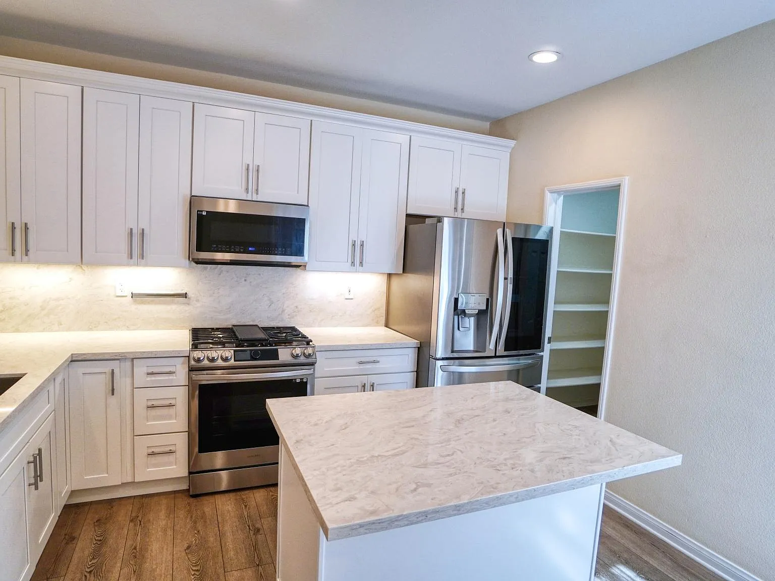3 bed, 2.5 bath, 1471 sqft, $3,750 — Photo 2