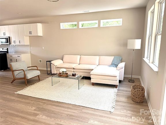 4th image of 1022 Greenoak Rd