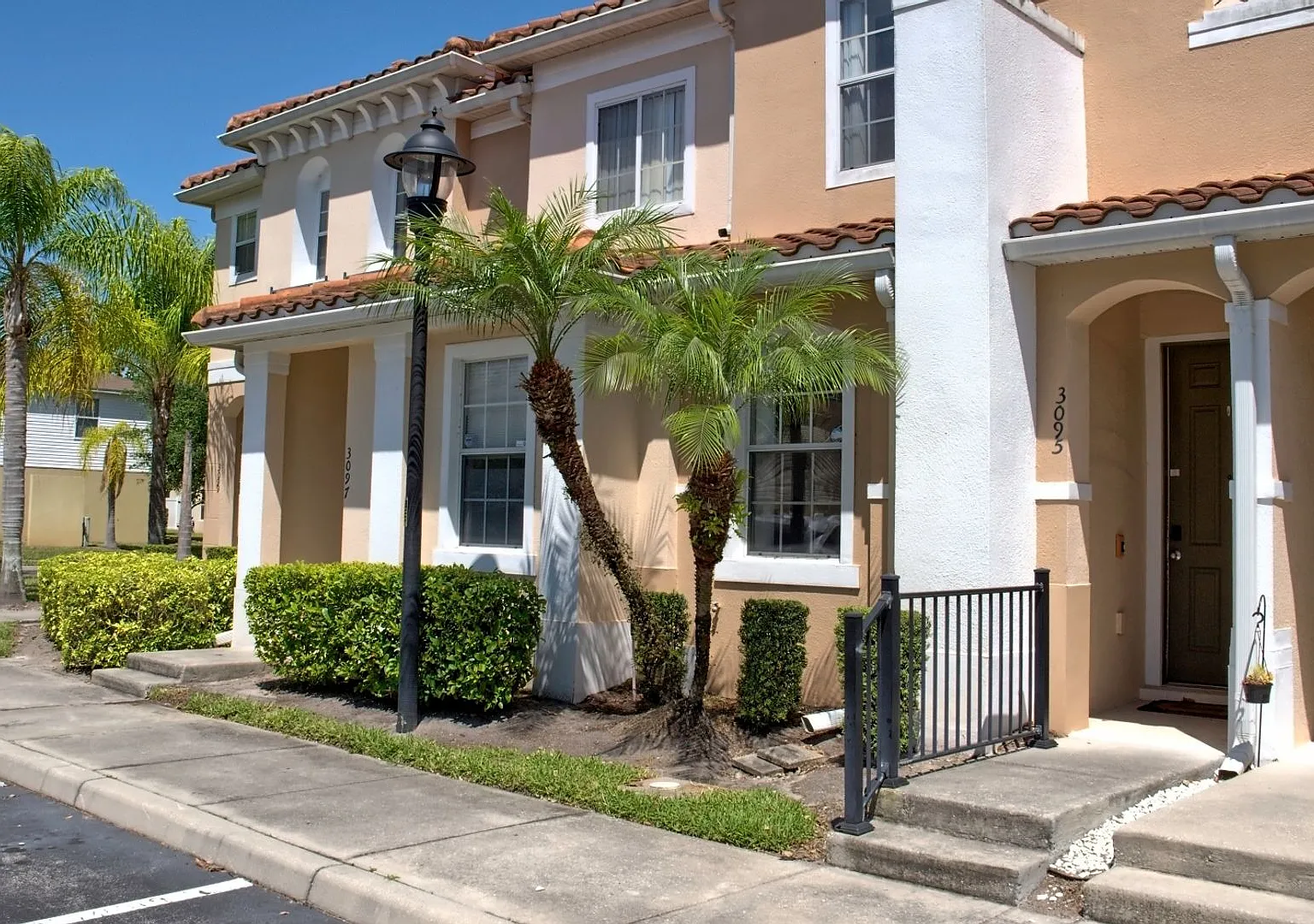 Gorgeous Furnished Townhome Close to Disney Available Now!! — Photo 2
