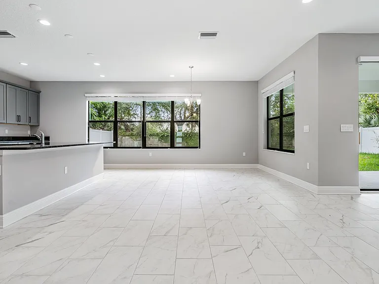 3912 S Church Ave — Photo 16