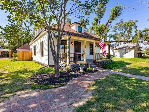 919 W 2nd St, Halstead, KS 67056