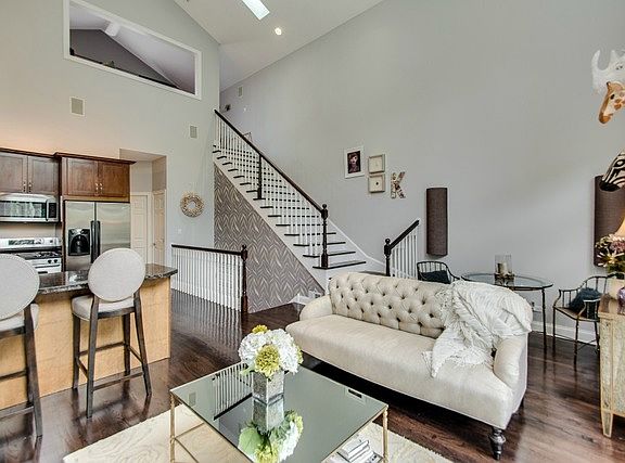 4th image of 2303 N Leavitt St #3