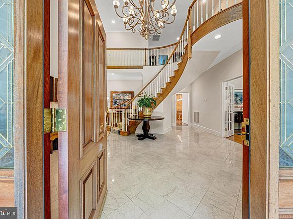 5th image of 2402 Oakmont Ct