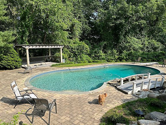 3rd image of 4 Daniel Ln