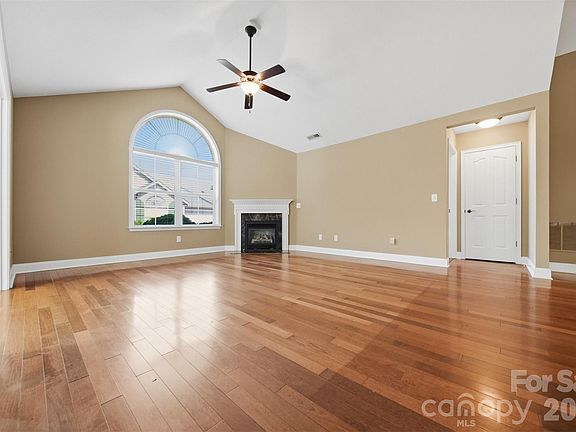 3rd image of 808 Wynnshire Dr #B