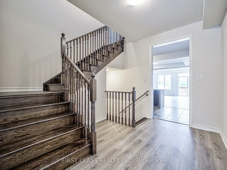 61 Kenneth Rogers Cres — Photo 8