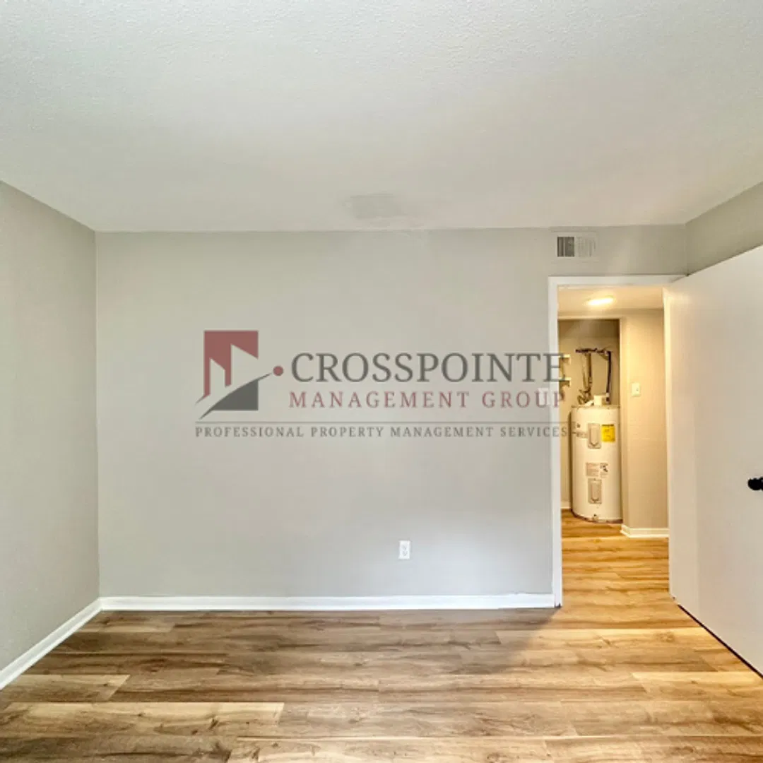 S. Bois D Arc Ave 8 Plex — Photo 1