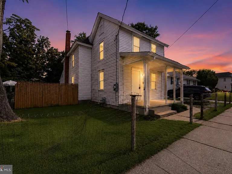 210 W Buck St — Photo 2