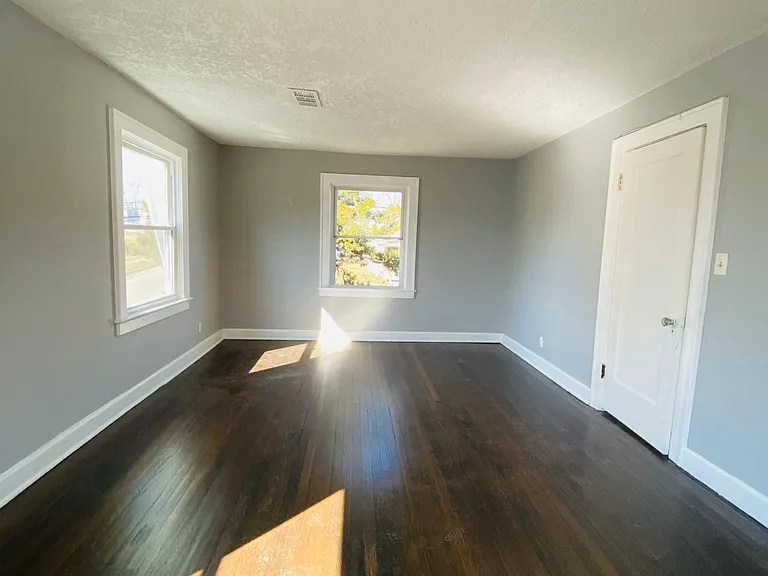 6043 Forest Ave — Photo 10