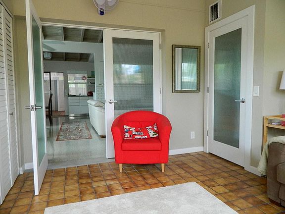 5th image of 921 S Lakeside Pl