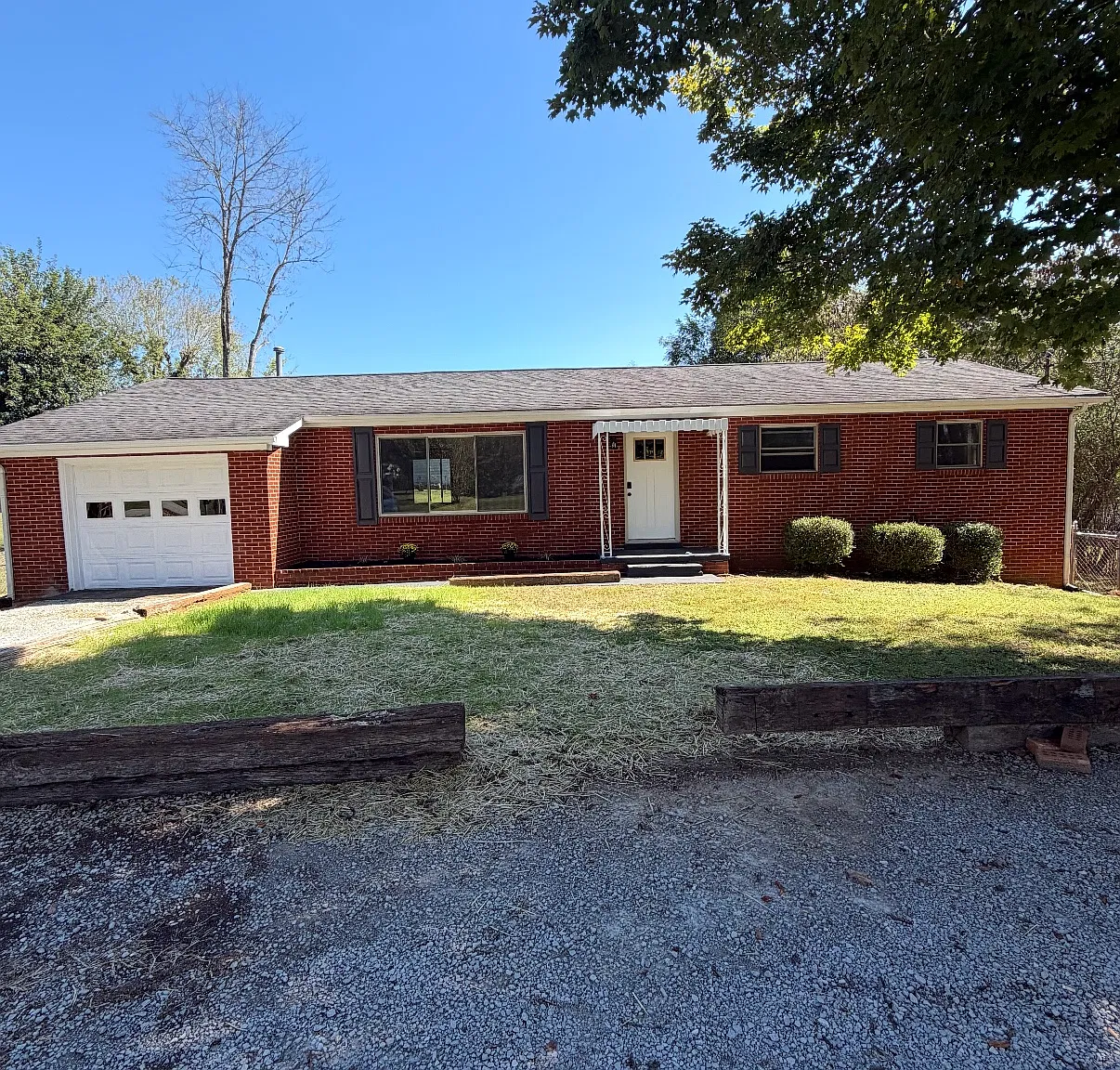4 bed, 1.5 bath, 1437 sqft, $2,000 — Photo 2