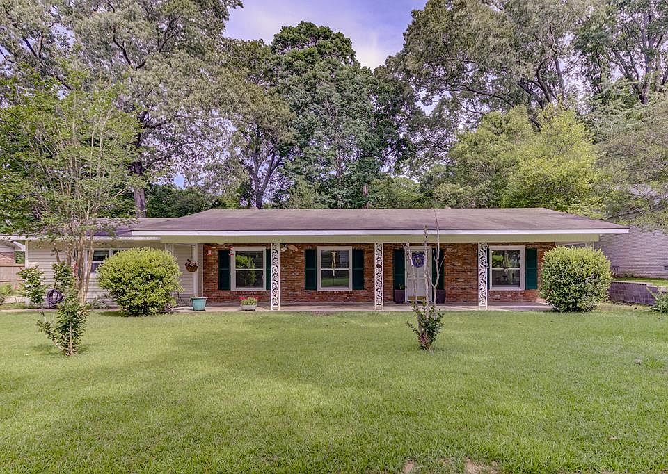 1st image of 7 Crestwood Dr