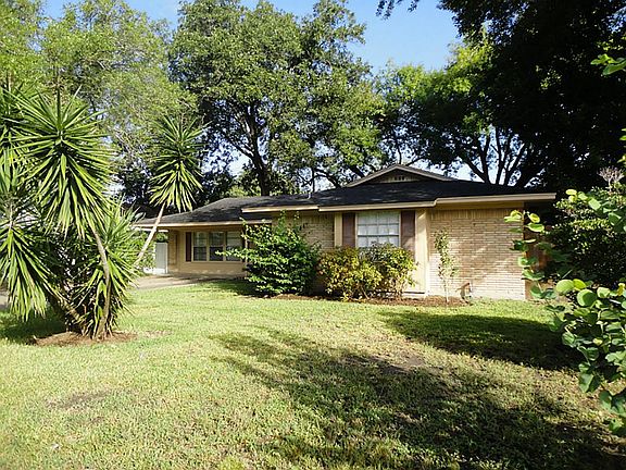Another view of the wonderful curb appeal.