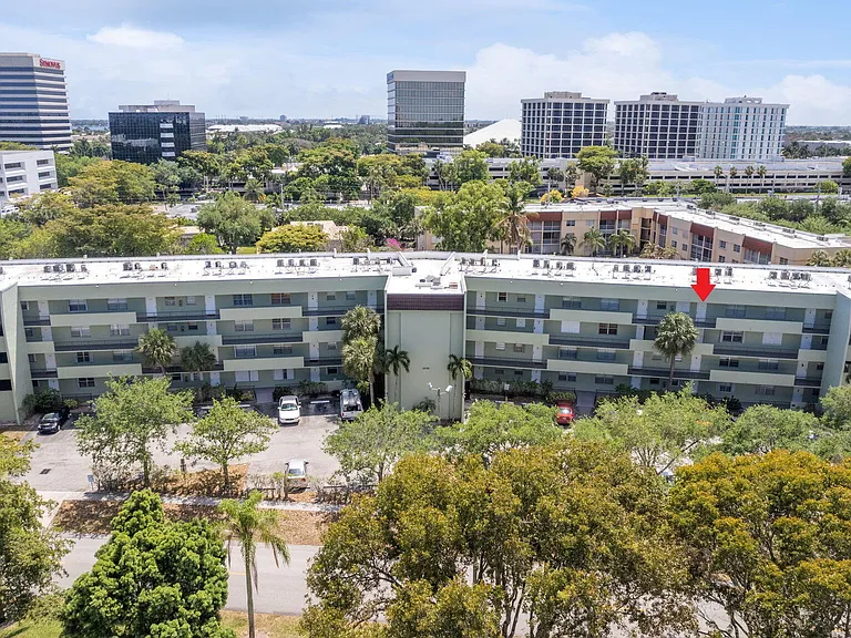 1638 Embassy Dr #410 — Photo 1
