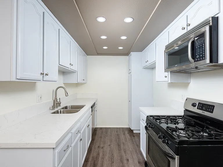 The Grove Apartments — Photo 11