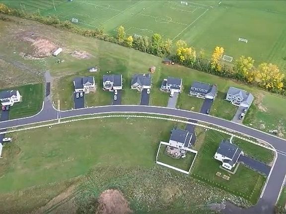 4th image of 10 Goldenhill Ln