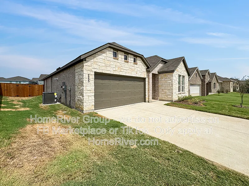 4 bed, 2.0 bath, 2062 sqft, $2,350 — Photo 4