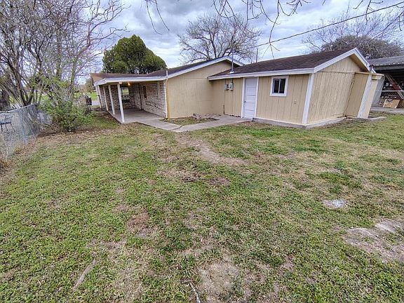 3rd image of 815 E Santa Gertrudis St