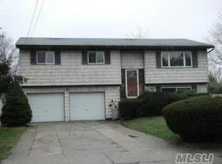 16 Poe Ln, Brentwood, NY 11717
